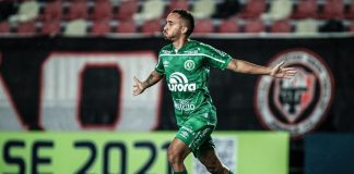 jogador corre de braços abertos comemorando no grama - chapecoense já encaminha pra mais um título estadual