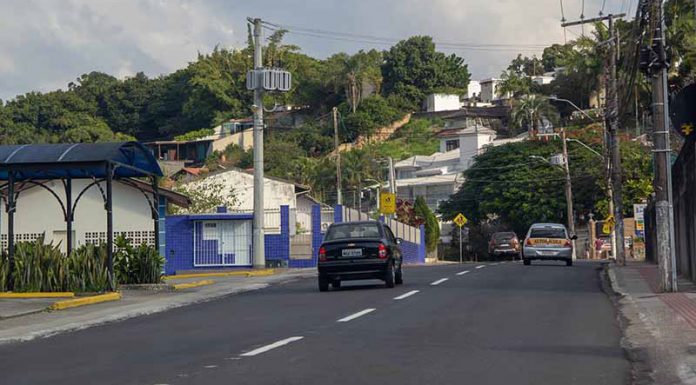 carros passando em via asfaltada atendida pela operação são josé sinaliza