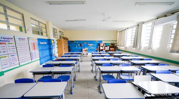 sala de aula com carteiras organizadas - vacinação de profissionais de educação tem data em sc