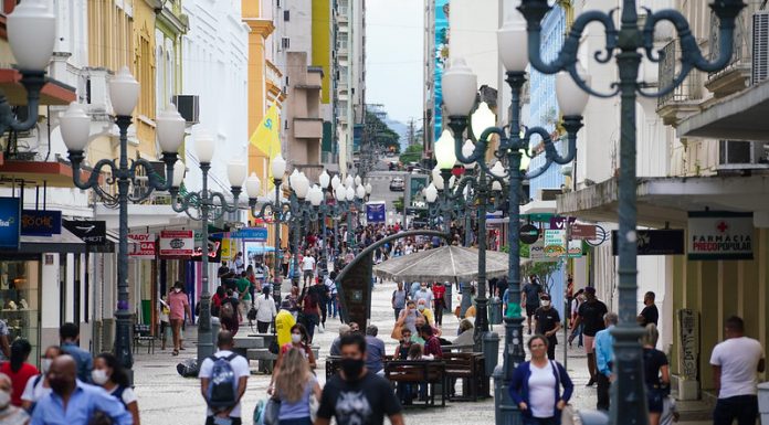 pessoas andando em calçadão da grande dlorianópolis - casos ativos em sc ficam na média de 20 mil