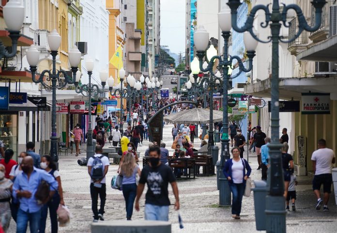 pessoas andando em calçadão da grande dlorianópolis - casos ativos em sc ficam na média de 20 mil