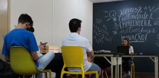 dois alunos em sala observam professora falando em frenque a quadro negro com anotações sobre inovação - crocreation lab de são josé tem inscrições abertas