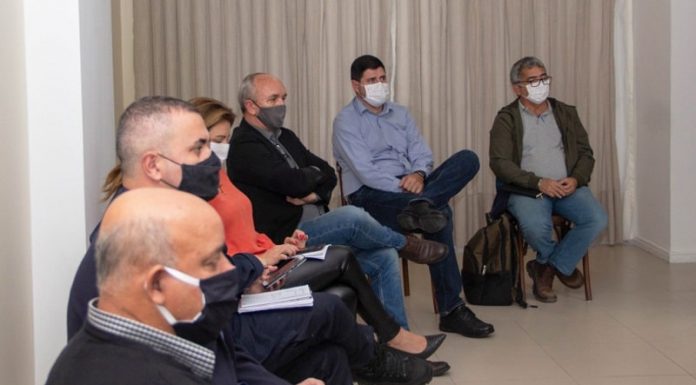 homens sentados em roda usando máscaras para debate sobre pessoas em situação de rua em campinas, são josé