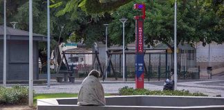 Prefeitura de São José promove ação de abordagem social - homem enrolado em cobertor sentado em praça