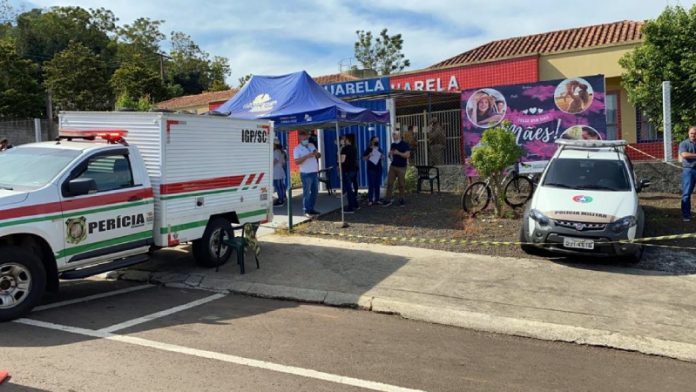 caminhão do igp em frente à creche aquarela após o atentado em saudades