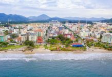 praia de canasvieiras e bairro em foto aérea - Prefeitura de Florianópolis não pode permitir novas construções sobre restinga em Canasvieiras