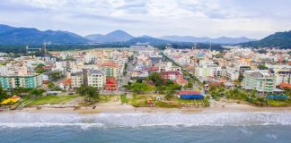 praia de canasvieiras e bairro em foto aérea - Prefeitura de Florianópolis não pode permitir novas construções sobre restinga em Canasvieiras