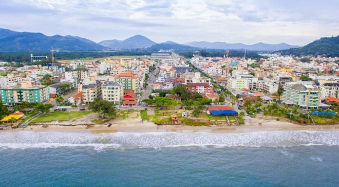 praia de canasvieiras e bairro em foto aérea - Prefeitura de Florianópolis não pode permitir novas construções sobre restinga em Canasvieiras