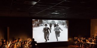 Um palco com artistas e uma tela com uma imagem de Chaplin. O governo de SC divulgou os critérios de seleção de projetos culturais na lei do mecenato