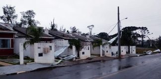 casas com danos e peçaos de materiais espalhados - Equipes trabalham para retomada da normalidade em região de SC atingida por tornado