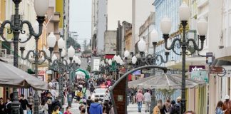 pessoas de máscara andando pelo contro de florianópolis