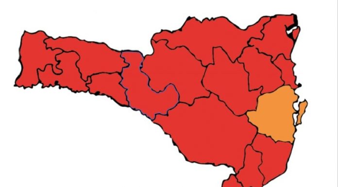 matriz de risco a covid em mostra que Grande Florianópolis é a única região no patamar grave (cor laranja)