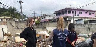 Prefeitura de São José realiza operação conjunta no bairro Campinas - três mulheres fiscalizam área de ferro velho com muito entulho