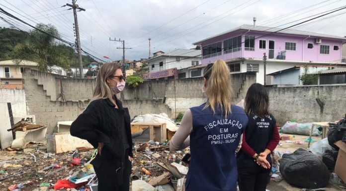 Prefeitura de São José realiza operação conjunta no bairro Campinas - três mulheres fiscalizam área de ferro velho com muito entulho