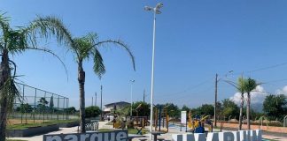 Na foto, céu azul e no gramado verde os letreiros que identificam o parque da ponte do imaruim