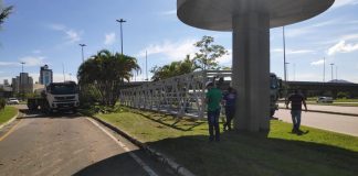 Parte da estrutura da passarela do CIC na grama, para ser recolocada.