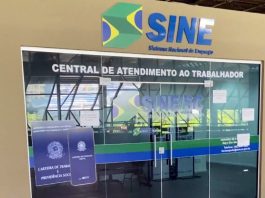 Porta de vidro do Sine, sinalziado em azul, um adesivo de uma carteira de trabalho na porta