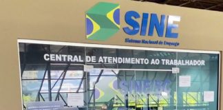 Porta de vidro do Sine, sinalziado em azul, um adesivo de uma carteira de trabalho na porta