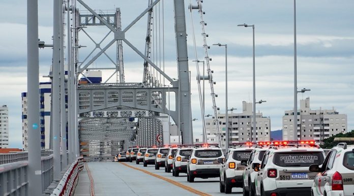 Na ponte Hercílio Luz, na faixa da direita, as novas viaturas da polícia militar aparecem enfileiradas.