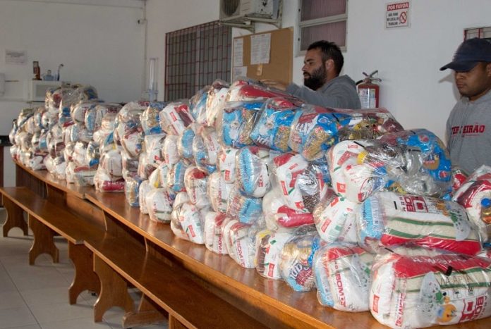 cestas básicas doadas pelo atacadão sobre uma mesa