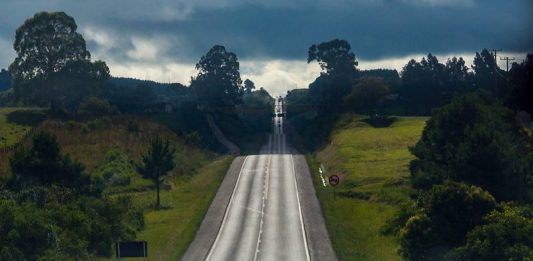rodovia br 282 em pista simples reta em direção ao horizonte - governo estadua possibilidade de pedágio para duplicação