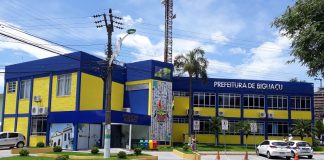 prédio azul e amarelo da prefeitura de Biguaçu, que não terá expediente no feriado de corpus christi