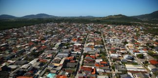 Vista aérea mostra residências e ruas de Florianópolis, que aderiu ao programa lar legal para regularizar títulos de propriedades