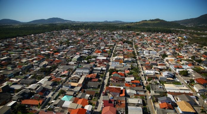 Vista aérea mostra residências e ruas de Florianópolis, que aderiu ao programa lar legal para regularizar títulos de propriedades