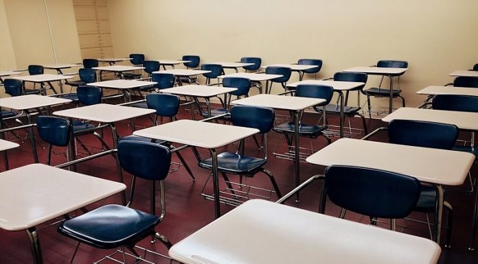 sala de aula com carteiras organizadas - Justiça proíbe município de Florianópolis de suspender aula de turma com caso suspeito