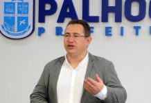 eduardo freccia prefeito de palhoça fala gesticulando