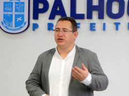 eduardo freccia prefeito de palhoça fala gesticulando