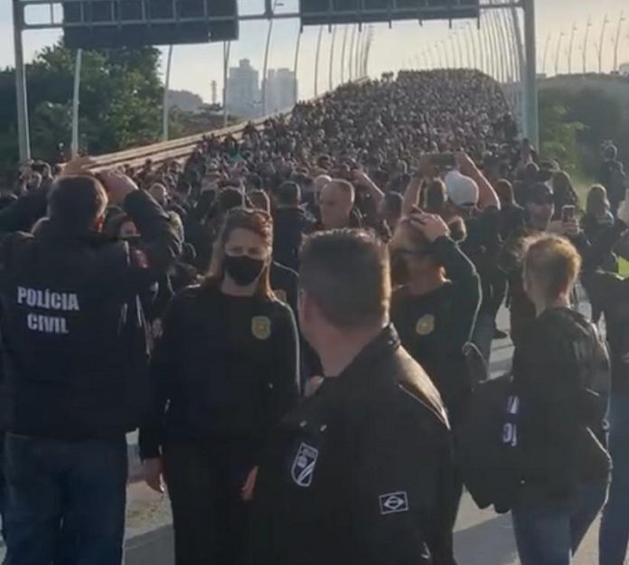 Funcionários públicos protestam contra reforma da previdência de SC