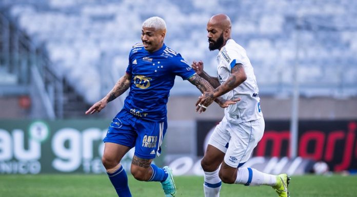 avaí deitou e rolou pra cima do cruzeiro - dois jogadores dos times disputando bola em campo