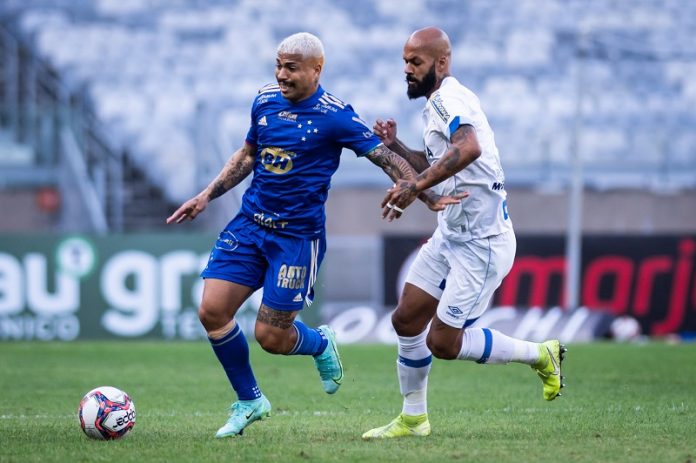 avaí deitou e rolou pra cima do cruzeiro - dois jogadores dos times disputando bola em campo