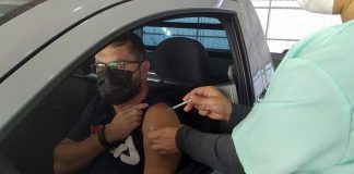 homem é vacinado dentro do carro - biguaçu vacina público de 40 anos contra covid