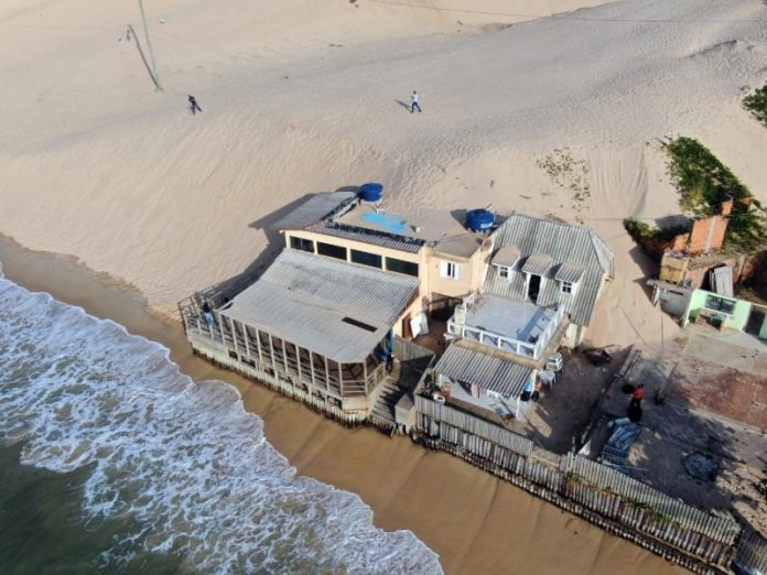 Casas em área de dunas nos Ingleses estão condenadas, afirma Defesa Civil - imagem aérea dos imóveis em meio à areia