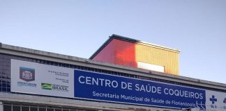 Foto da frente do centro de Saúde de Coqueiros, que tem um recado colado na grade de entrada, dizendo que por ato de violência a unidade estará fechado. Os profissionais relatam ameaças de pacientes aos funcionários do centro de saúde de coqueiros, em Florianópolis.