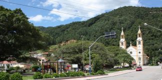 centro da cidade de angelina: praça com igreja ao fundo