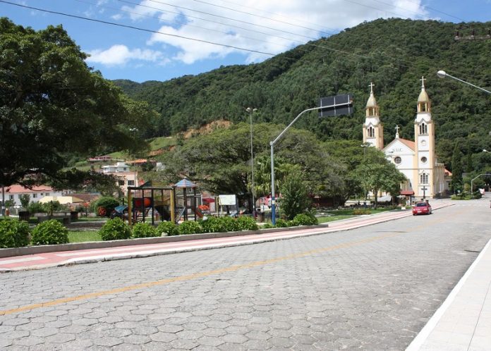 centro da cidade de angelina: praça com igreja ao fundo