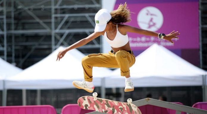 fadinha no ar fazendo uma manobra no skate