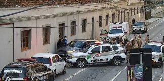 Sequestrador é morto pela polícia no Centro de Florianópolis após fazer 3 reféns - carros da polícia em volta do land rover