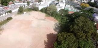 Vista de cima mostra um terreno vazio em Florianópolis com árvores em volta. A Udesc construirá no local o novo Cefid, além de uma escola estadual, no momento o projeto está restaurando o muro.