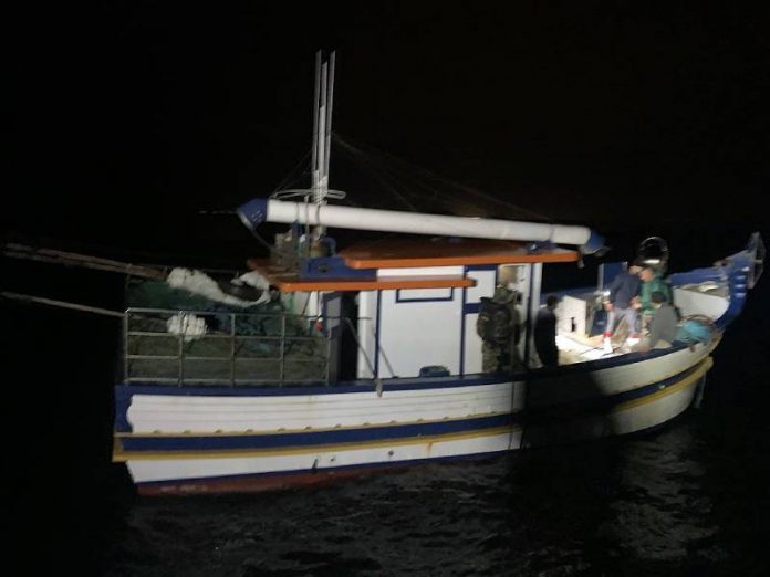 Dois barcos são flagrados em pesca ilegal na Ilha do Arvoredo