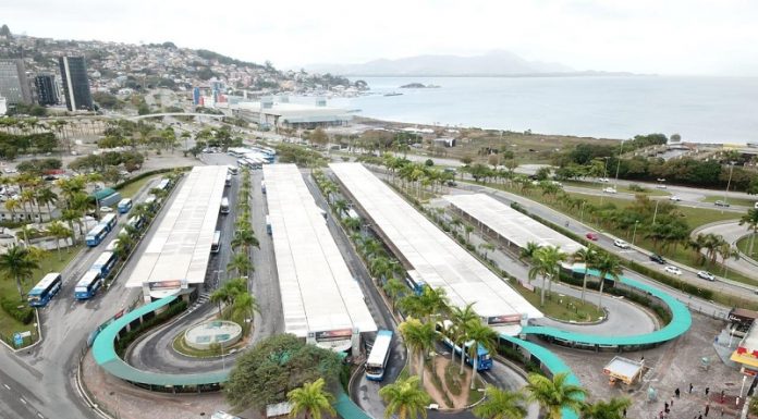 Vista de cima do terminal de ônibus do Centro, em Florianópolis, é possível ver as quatro plataformas, ruas em volta e mar ao fundo. O TCE determinou que a prefeitura não prorrogue o contrato com a Cotisa, que administra os terminais