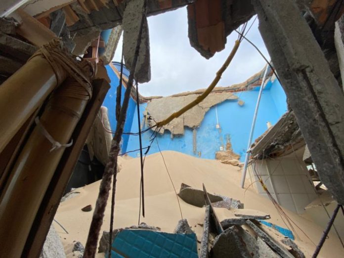 Casa em área de dunas na Praia dos Ingleses desaba parcialmente