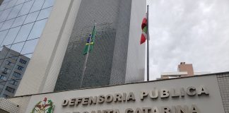 Entrada do prédio da defensoria pública de Santa Catarina. O estado apresenta um déficit de atendimento à população carente, com um defensor público para mais de 50 mil pessoas. A advocacia dativa atua onde a DPE/SC não chega ou em que o número de defensores é insuficiente para a ademanda.