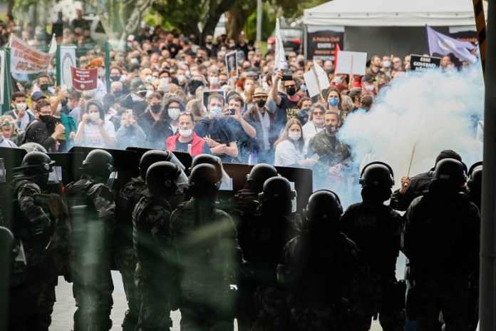 Sob protestos de servidores, Alesc aprova reforma da previdência