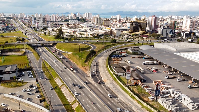 vista aérea do entroncamento da br-101 com a via expressa - Terceira faixa da BR-101 na Grande Florianópolis terá 5 km liberados