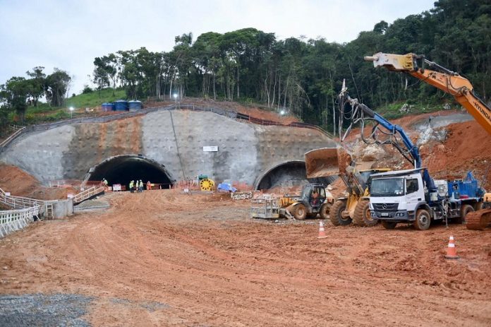 tunel em construção com máquinas em volta - Construtora abre mais de 100 vagas de trabalho no contorno viário