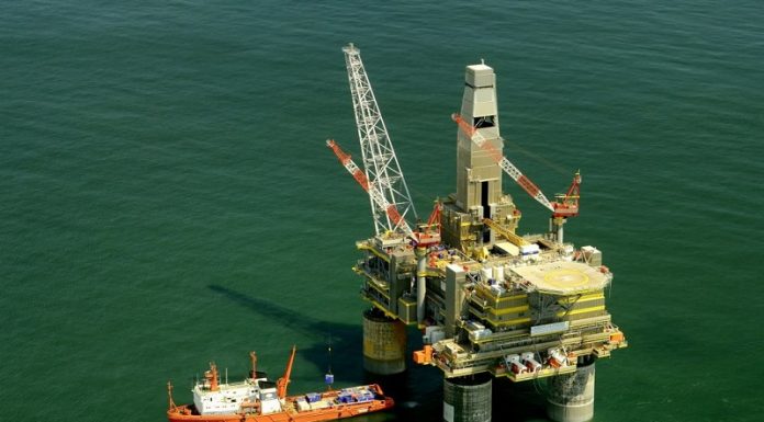 Imagem do alto de uma base de exploração de petróleo no mar. A ANP deve leiloar 56 blocos exploratórios de petróleo e gás em SC.